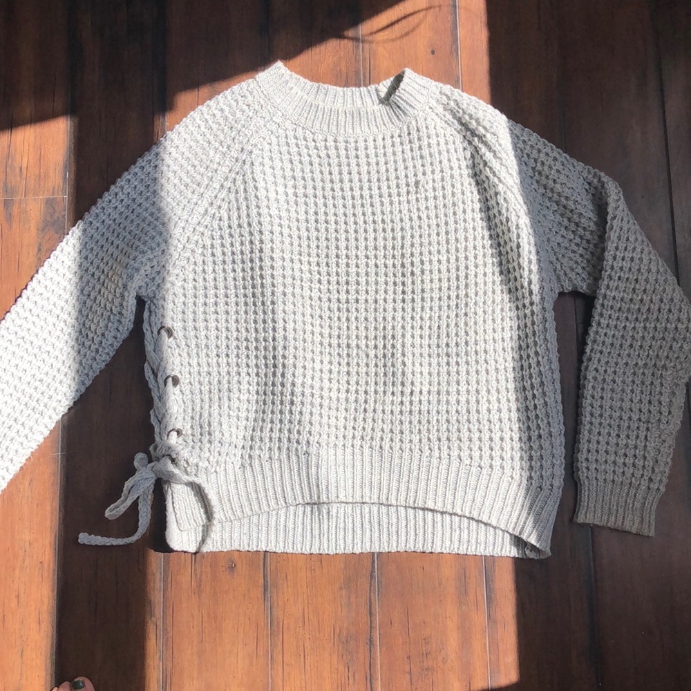 Medium gray / grey sweater, tie side
